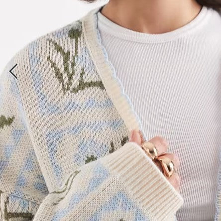 Kvinders cardigan med blomsterdesign og elegante detaljer Stilla