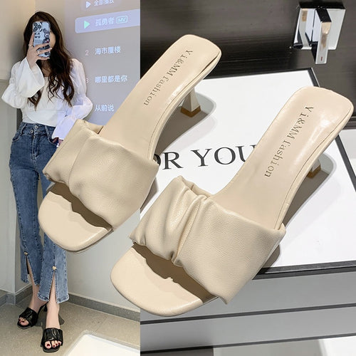 Dame slide-sandaler med en elegant rynkeudsmykning og komfortabel fodseng Stilla
