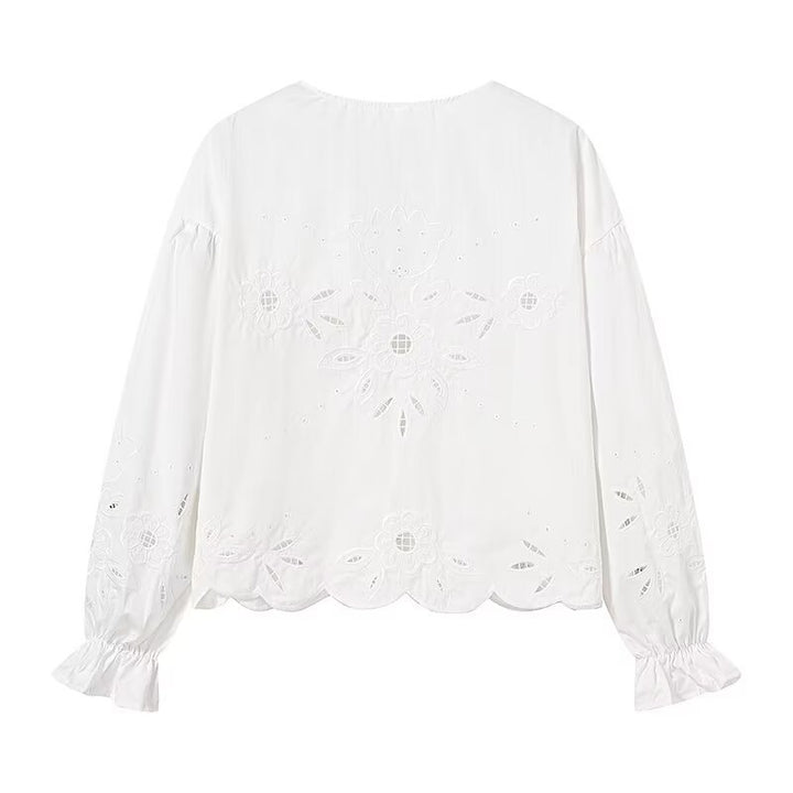 Damebluse med legende flæsedetalje og blomsterbroderidesign Stilla