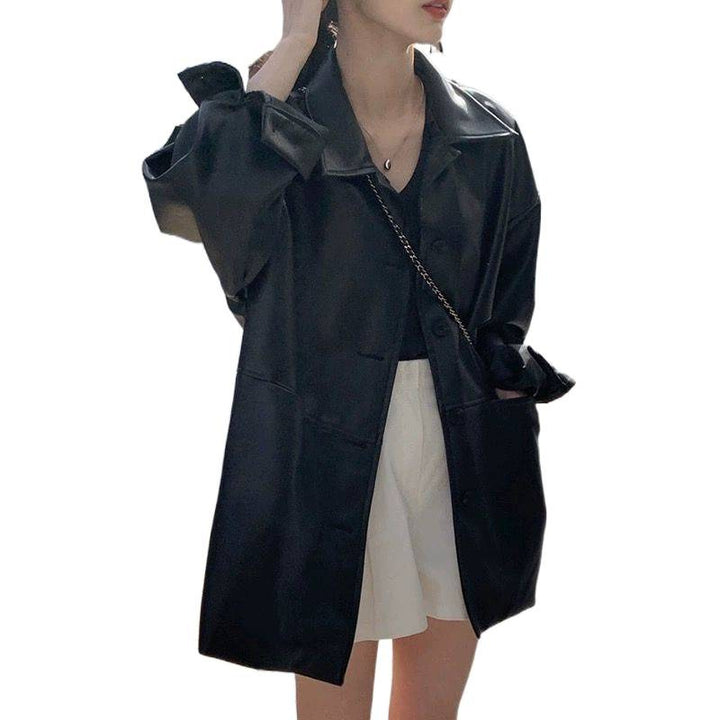 Kvinders fashionable læderjakke i oversized stil med klassisk krave og dekorative knapper Skovae