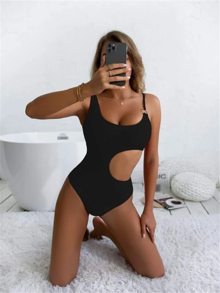 Dame badedragt med kreative udskæringer og sporty design Stilla