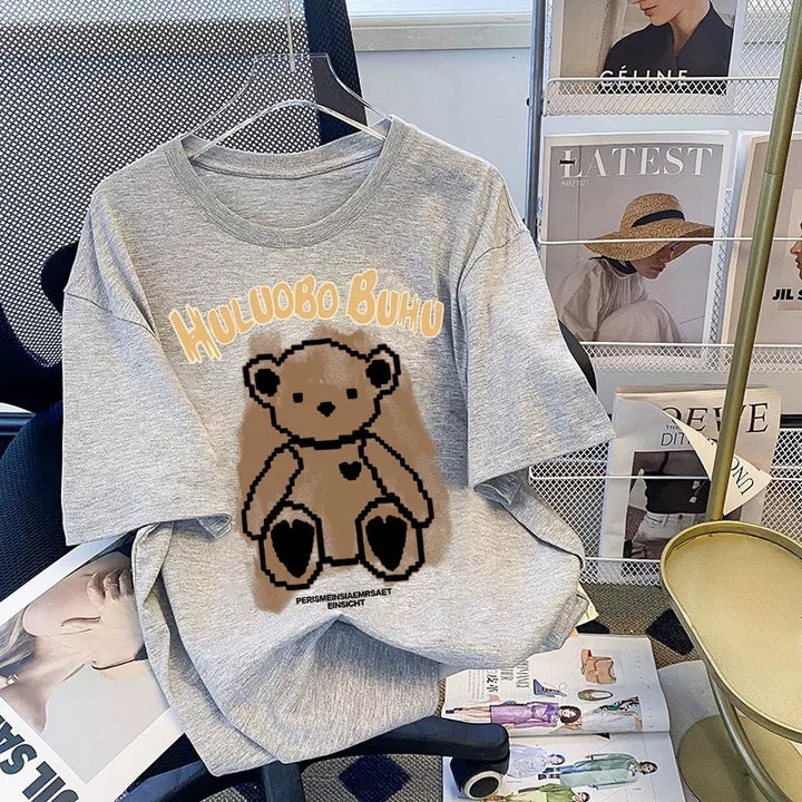 Dame T-shirt med sødt bjørnemotiv og kreativ skrift Stilla