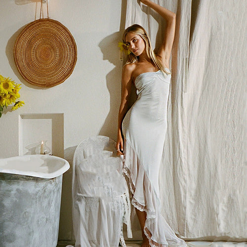 Dame Elegant aftenkjole i flydende materiale med asymmetrisk kant og lace accenter Stilla