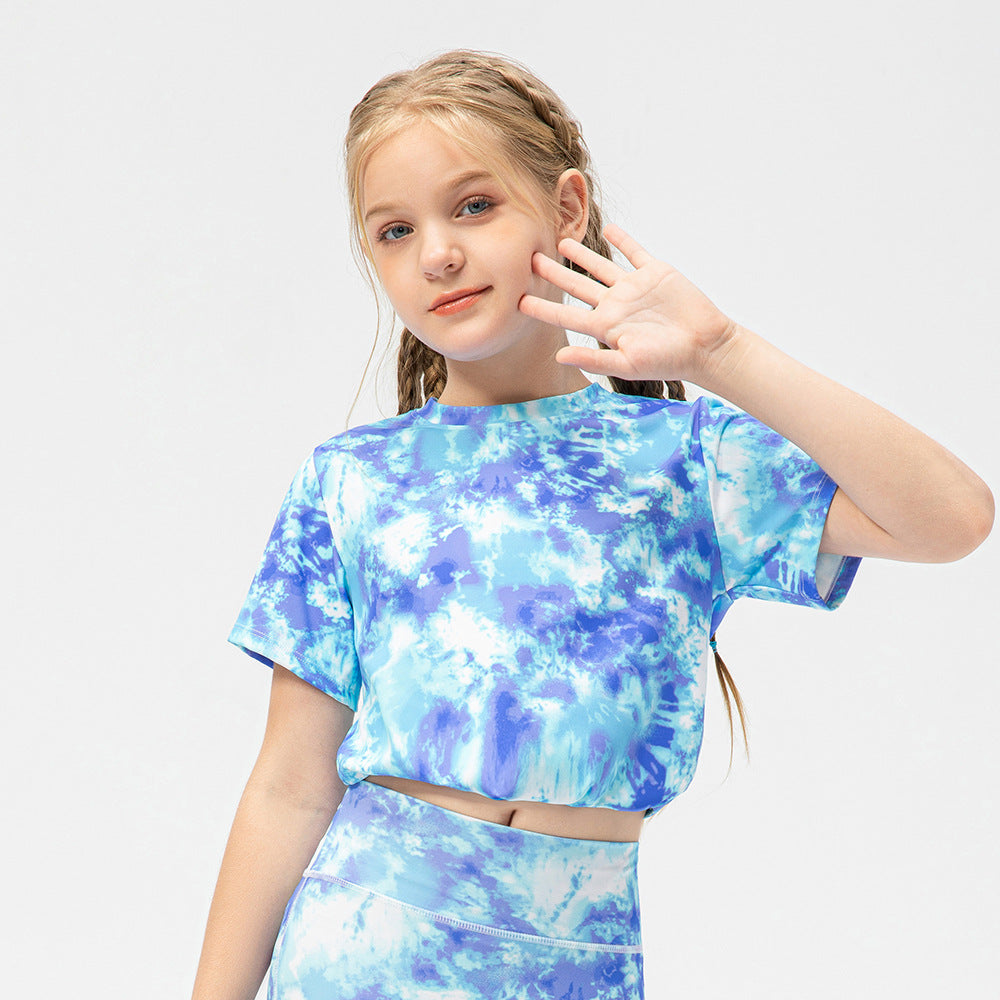 Pige Sport Crop-Top med luftig pasform og stilfuldt Tie-Dye-design Stilla