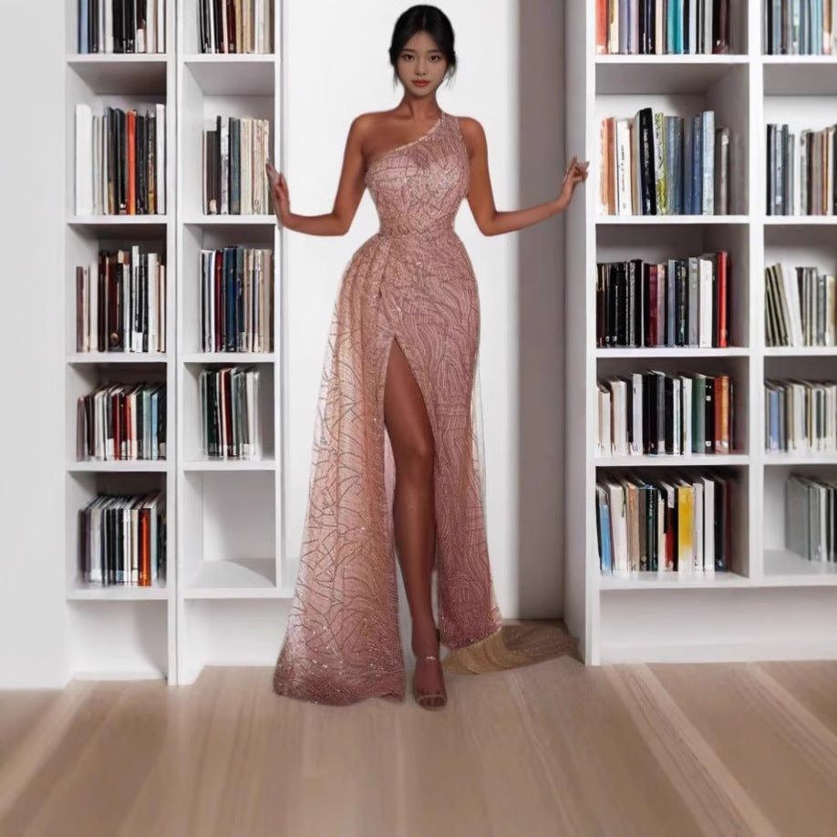 Dame glamourøs aftenkjole med asymmetrisk design og glitrende dekorationer Stilla