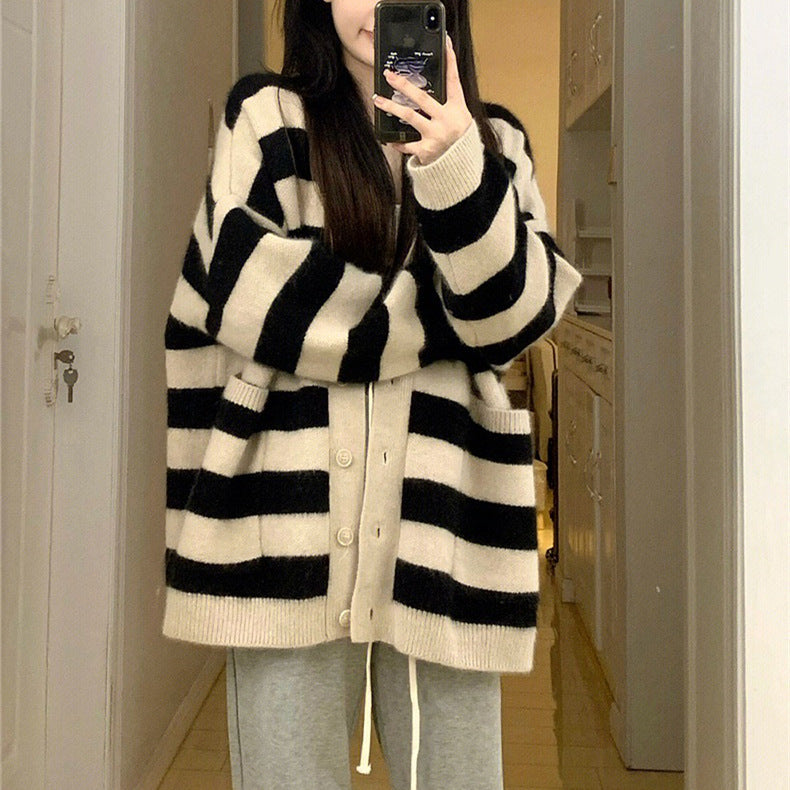 Kvinders Oversized Cardigan med Brede Striber og Praktiske Lommer Stilla