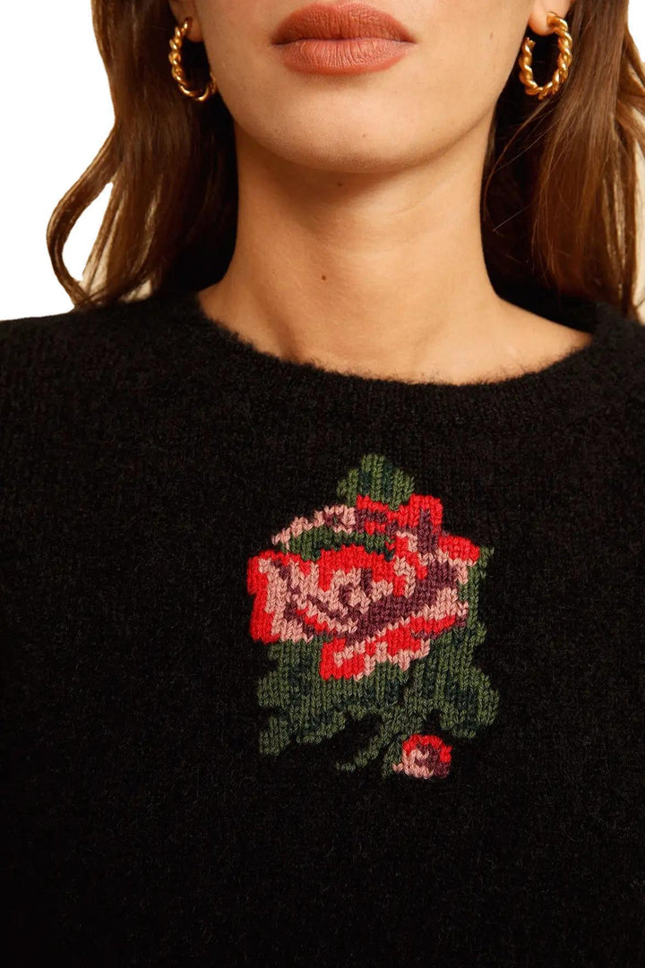 Dame strikkjole med broderi og fitted snit Stilla