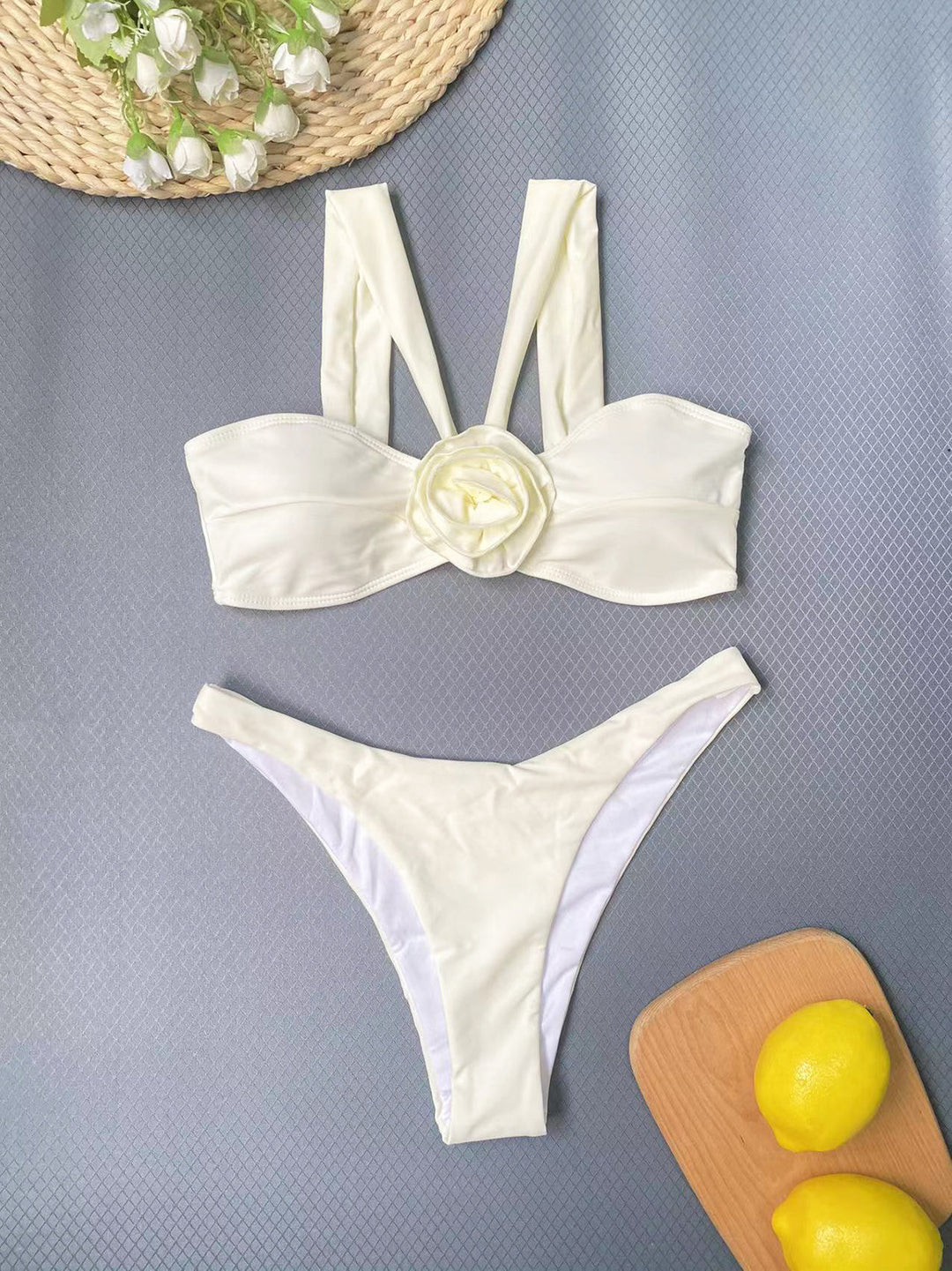Dame bandeau-bikini med dekorativt blomsterelement og stilfuldt design Stilla