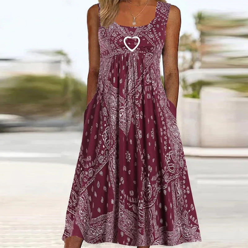 Damer i let Maxi-kjole med Paisley-bandana-print, draperet empire-liv og praktiske sidelommer Skovae