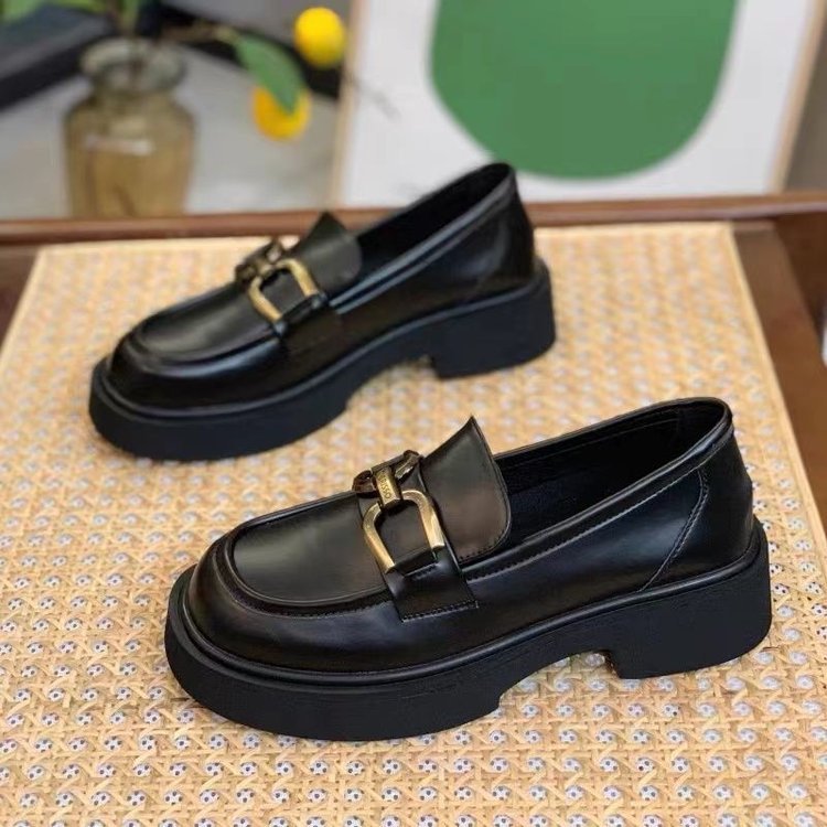 Dame elegante mokkasiner med robust plateau og fashionable spænde-detalje Stilla
