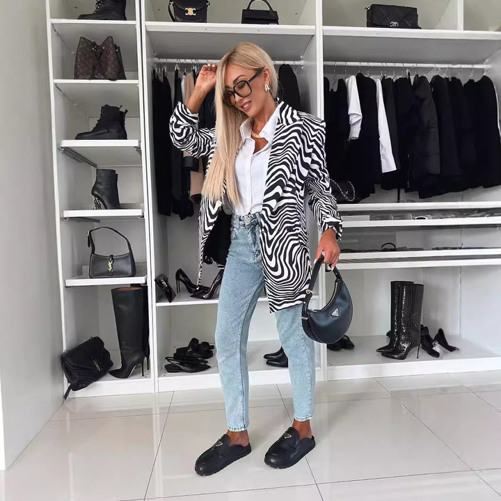 Dame moderigtig blazer i leo-print med figursyet snit Stilla