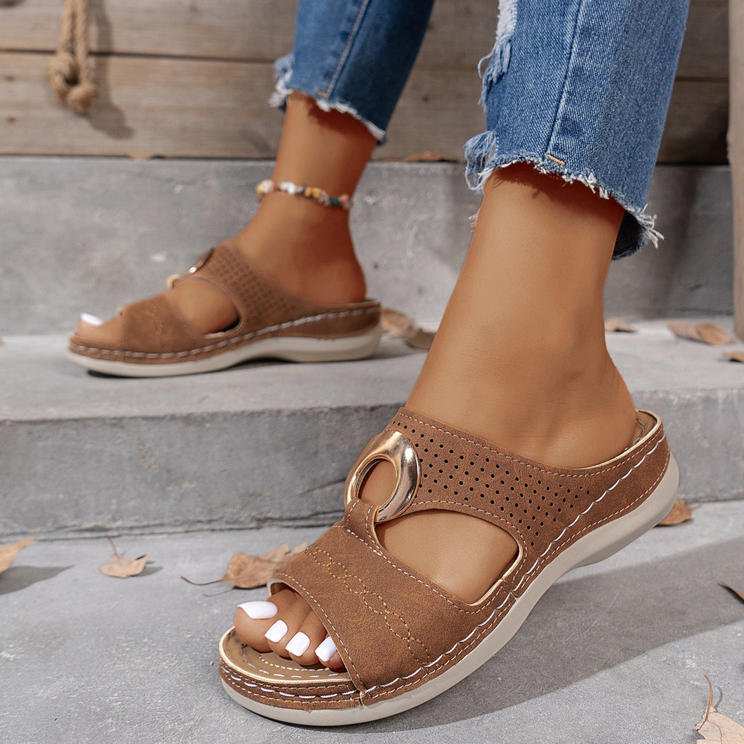 Dame komfort-sandaler med moderne cut-out-design og elegance metal element Stilla