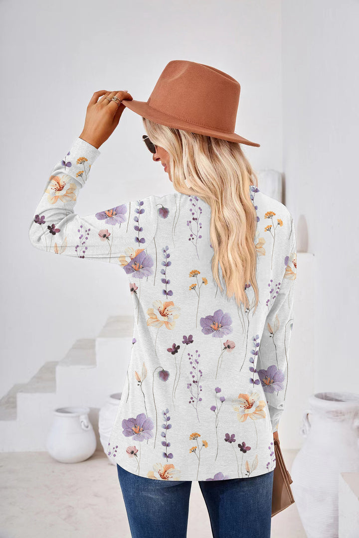 Damebluse med blomstret design og knapliste Stilla