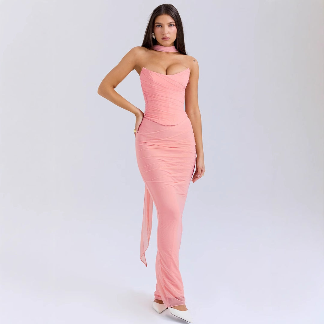 Dame tæt siddende aften kjole med strapless design og sofistikeret drapering Skovae
