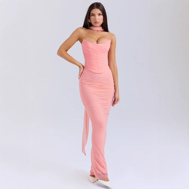Dame tæt siddende aften kjole med strapless design og sofistikeret drapering Skovae