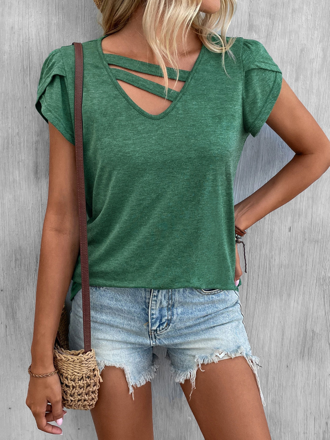 Dame V-hals T-shirt med legende cut-out-detaljer Stilla