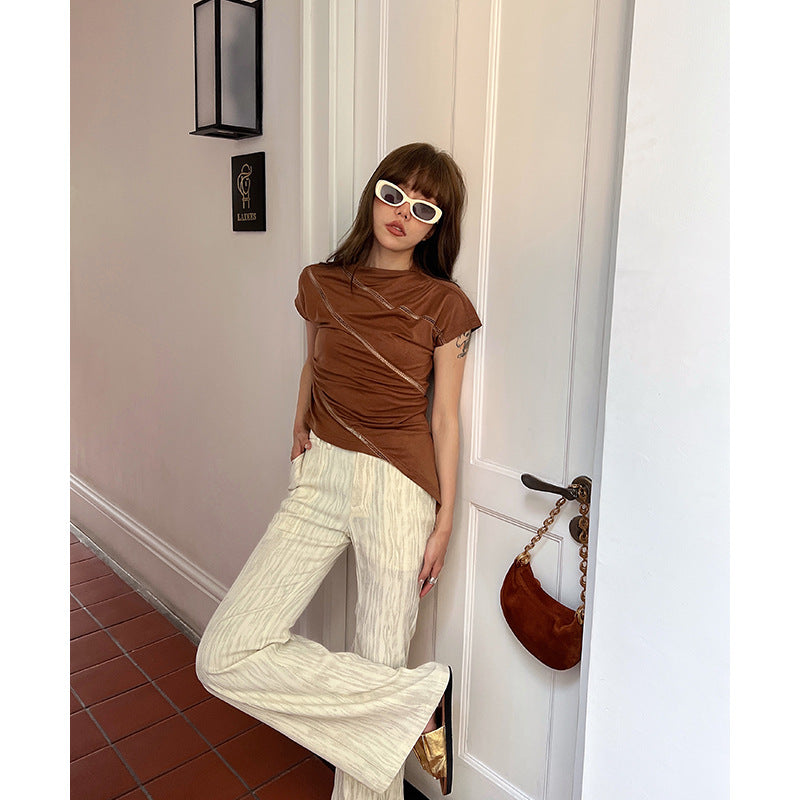 Dame mode top med raffineret drapering og strukturerede accenter Stilla
