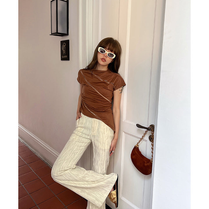 Dame mode top med raffineret drapering og strukturerede accenter Stilla