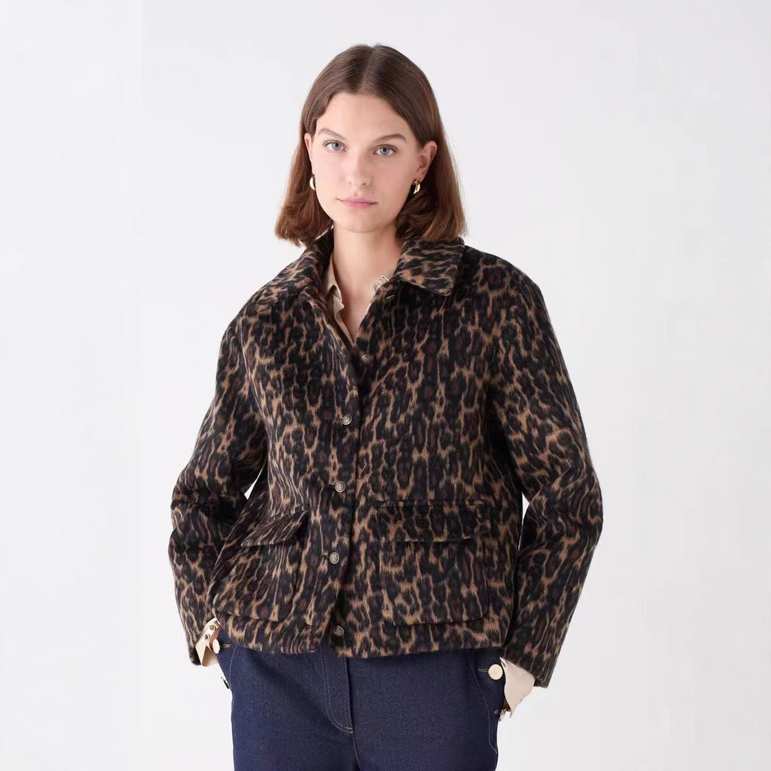 Damernes mode korte jakke i stilfuld leopardprint Stilla