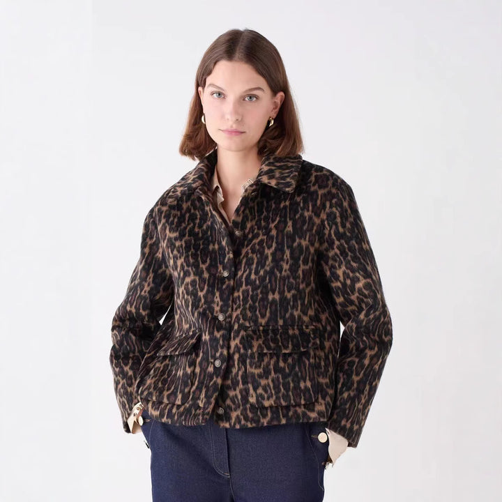 Damernes mode korte jakke i stilfuld leopardprint Stilla
