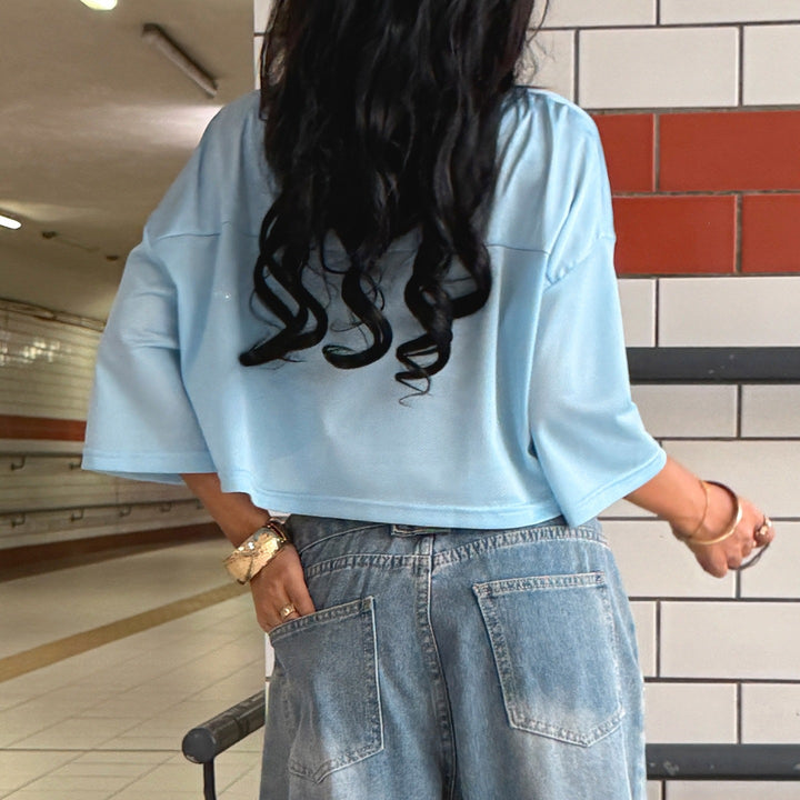 Dame Crop-Top i sporty design med V-udskæring og netdetaljer Skovae