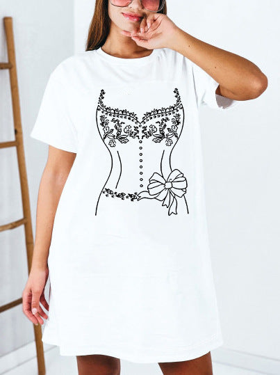 Dame T-shirt kjole med kunstnerisk blomsterdesign og tætsiddende snit Skovae