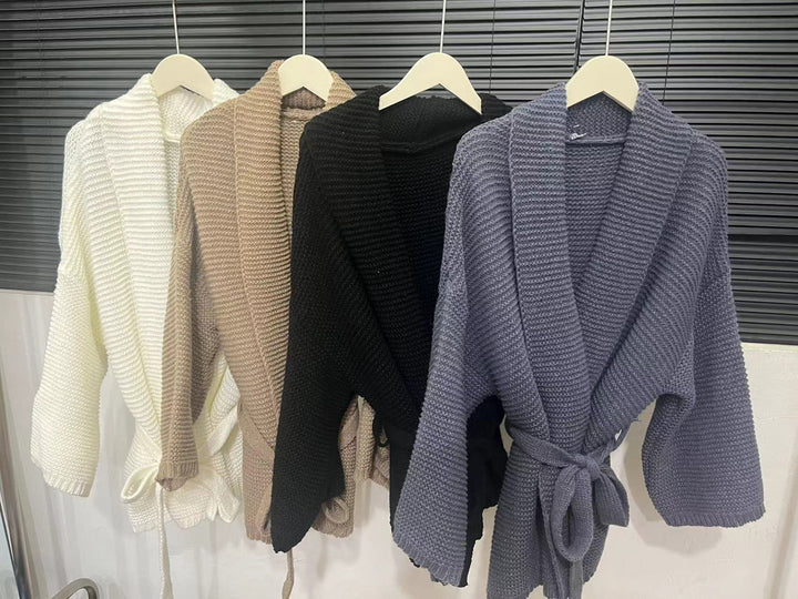 Kvinders cardigan med bred sjalkrave og praktisk taljebånd Stilla
