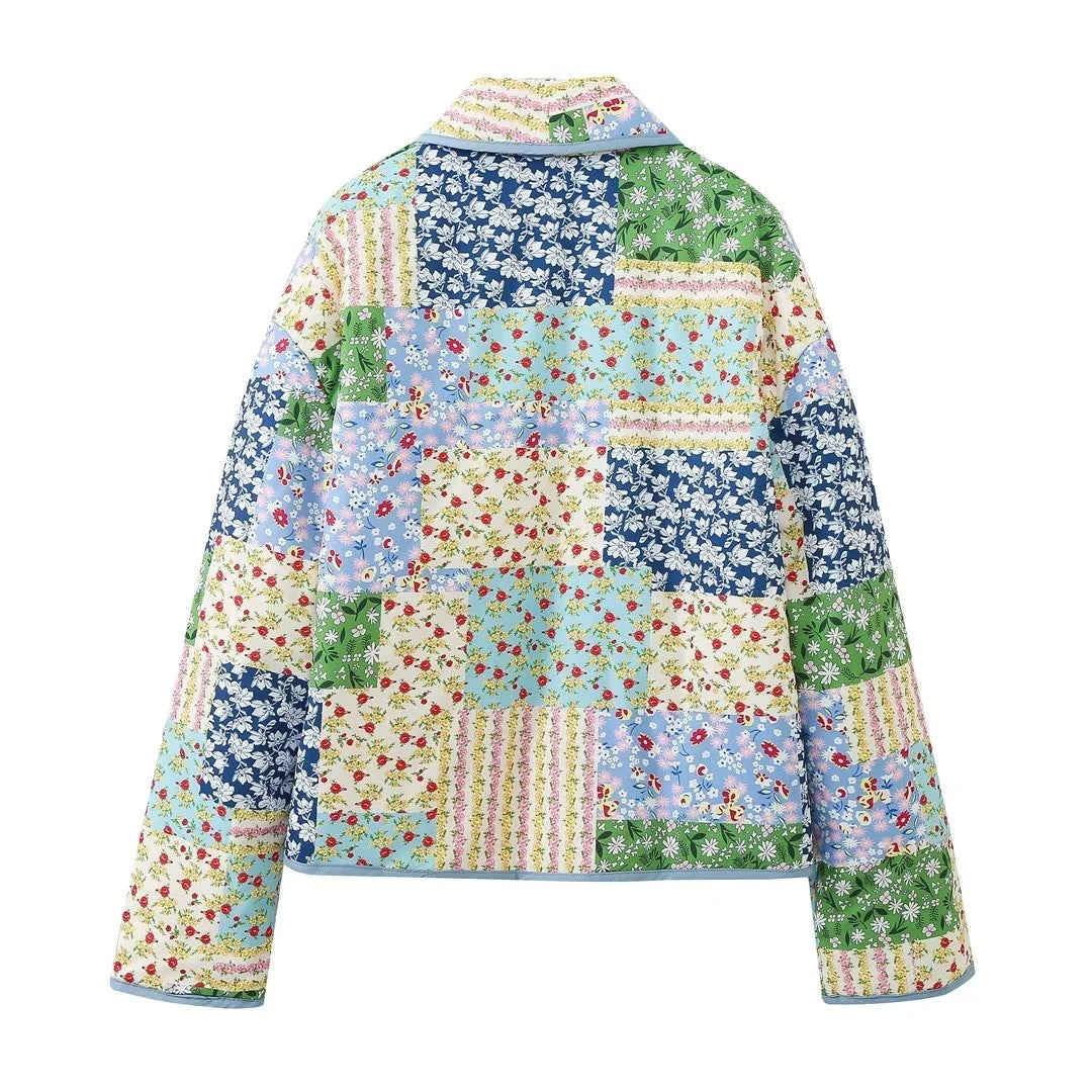 Dame quiltet patchwork-jakke med farverige blomsterdesigns og praktiske lommer Stilla