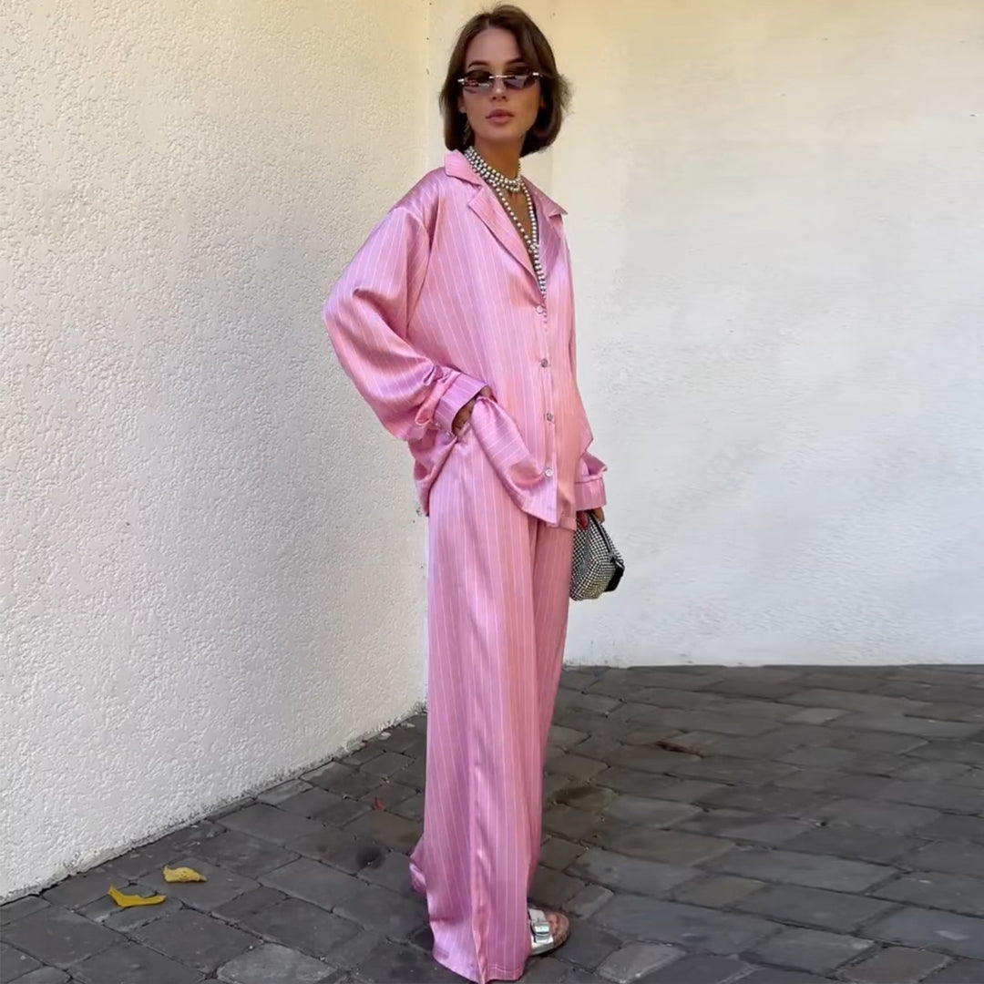 Kvinders pyjamassæt lavet af satinbomuld med elegante striber og en løs pasform