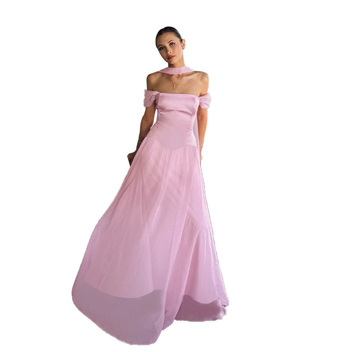 Kvinders aftenkjole med off-shoulder design og elegante ruffle accenter Skovae