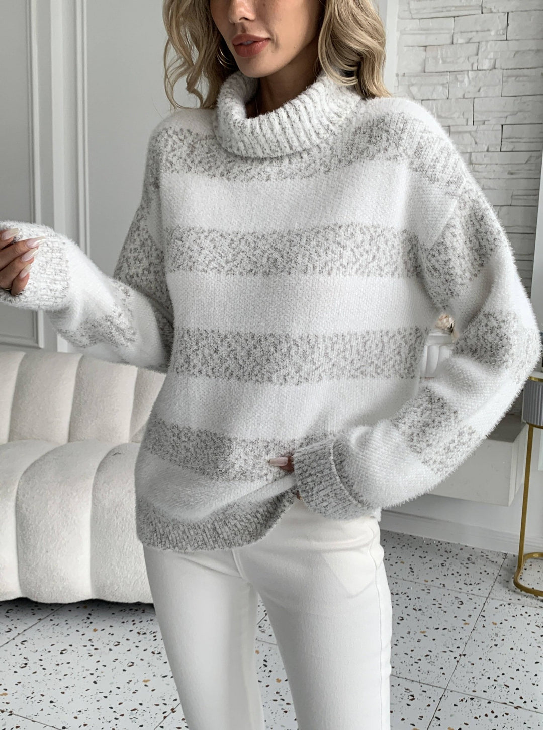 Dame hyggelig sweater med høj krave og stribet design Stilla