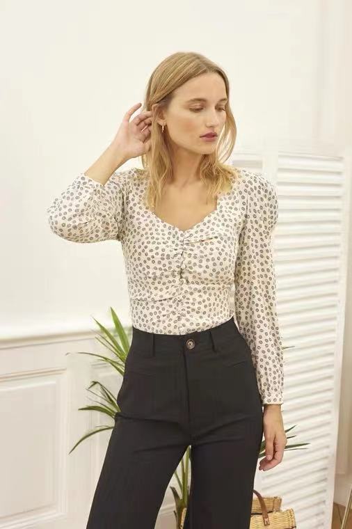 Damebluse med elegante puffærmer og blomsterdesign Stilla