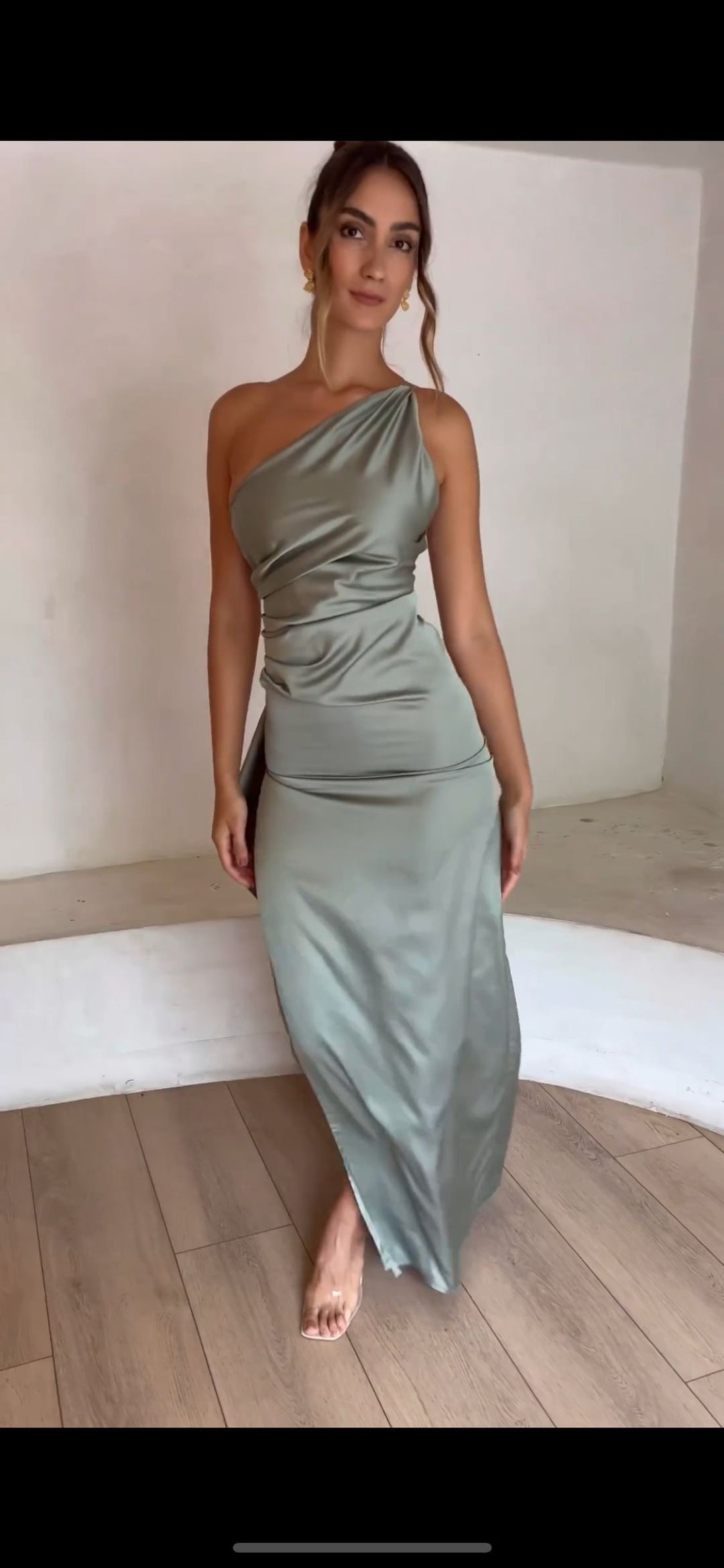 Dame Elegant og figursyet aftenkjole med asymmetrisk snit
