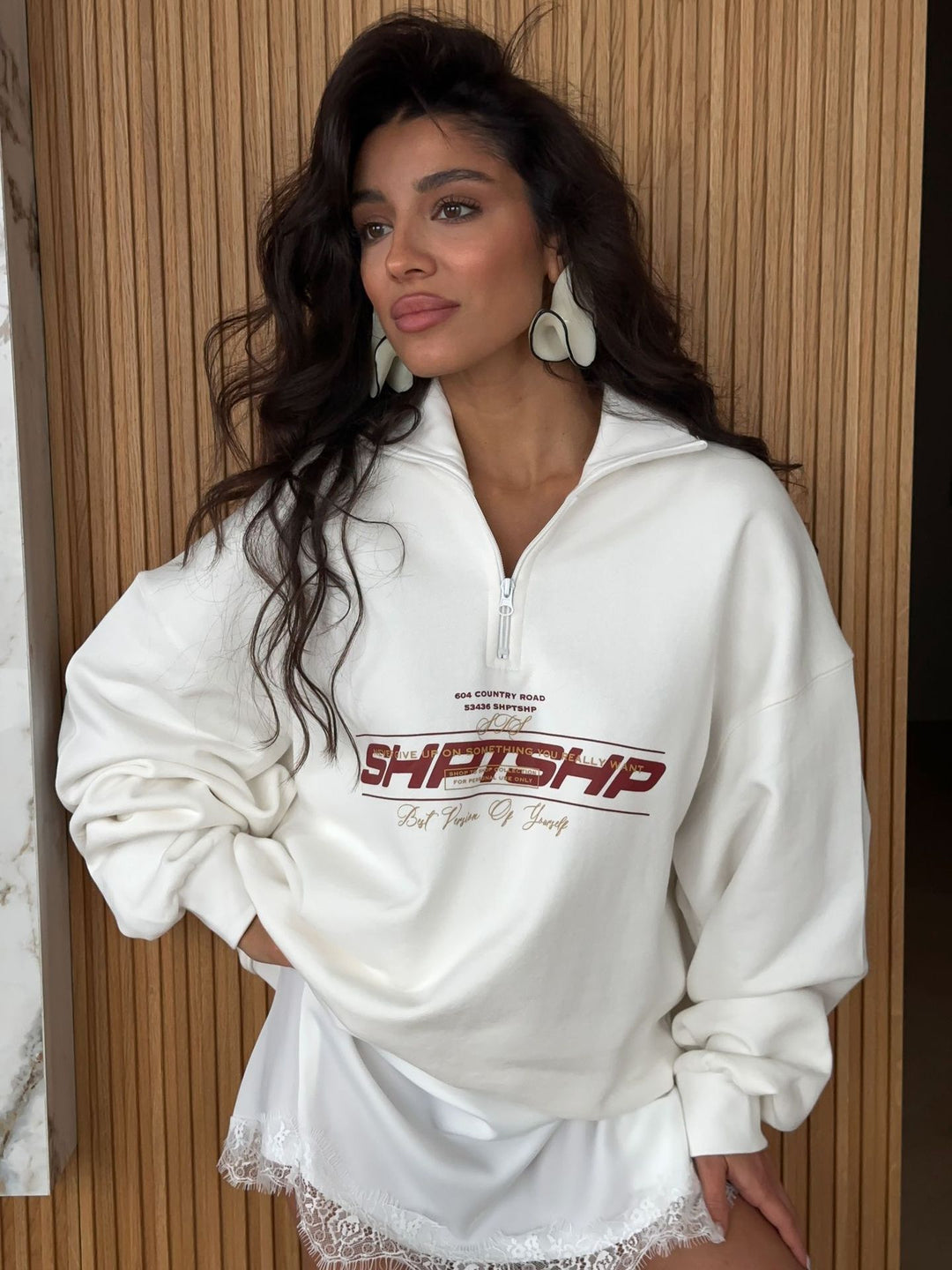 Kvinders afslappede hoodie med halvv zipper og stiliseret print Stilla