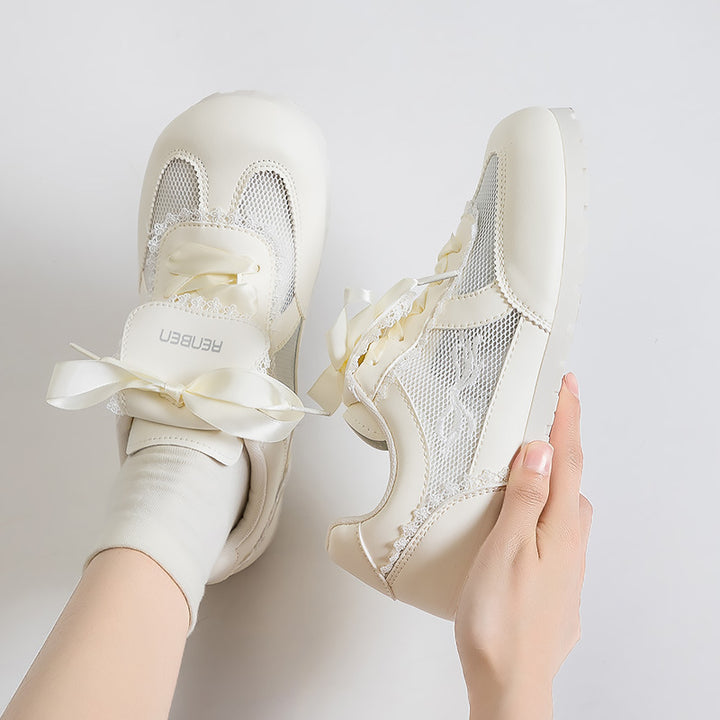 Dame Sneakers i romantisk design med dekorative sløjfer og åndbart mesh-overflade Stilla
