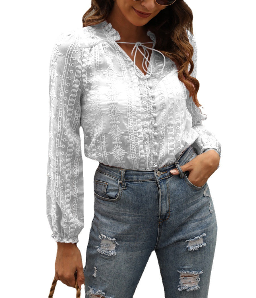 Damebluse med raffineret broderidesign og knaplukning Stilla