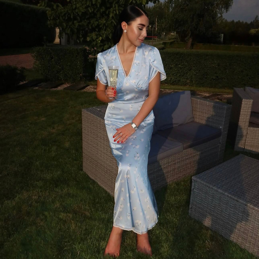 Kvindernes aftenkjole med elegant V-hals og strømmende snit