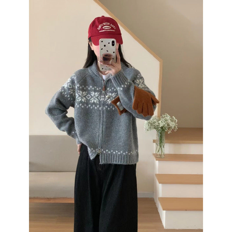 Kvinders cardigan med traditionelt norsk mønster og elegante lynlås detaljer Stilla