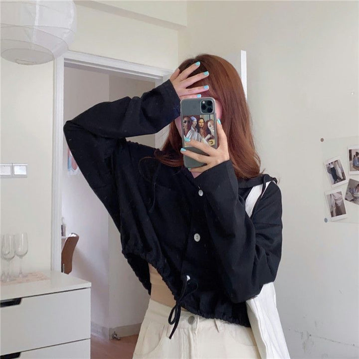 Femme Korte Button-Up Hoodie med Snøre-Detalje Stilla