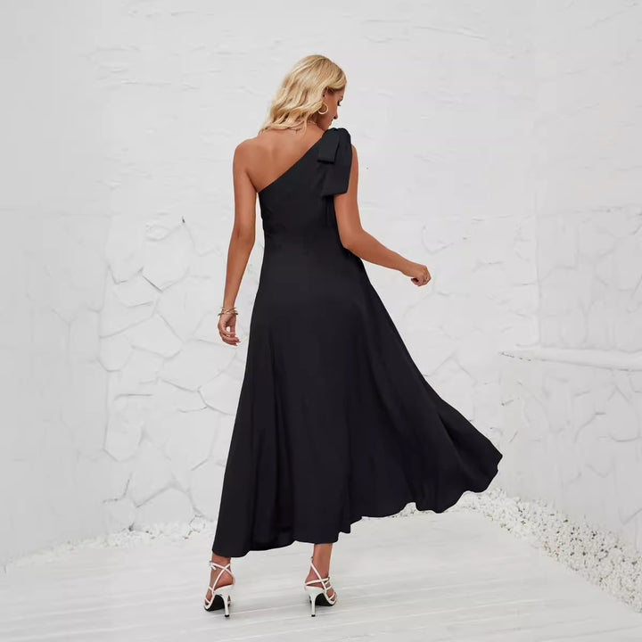 Dame maxikjole med asymmetrisk design og stropdetalje Stilla