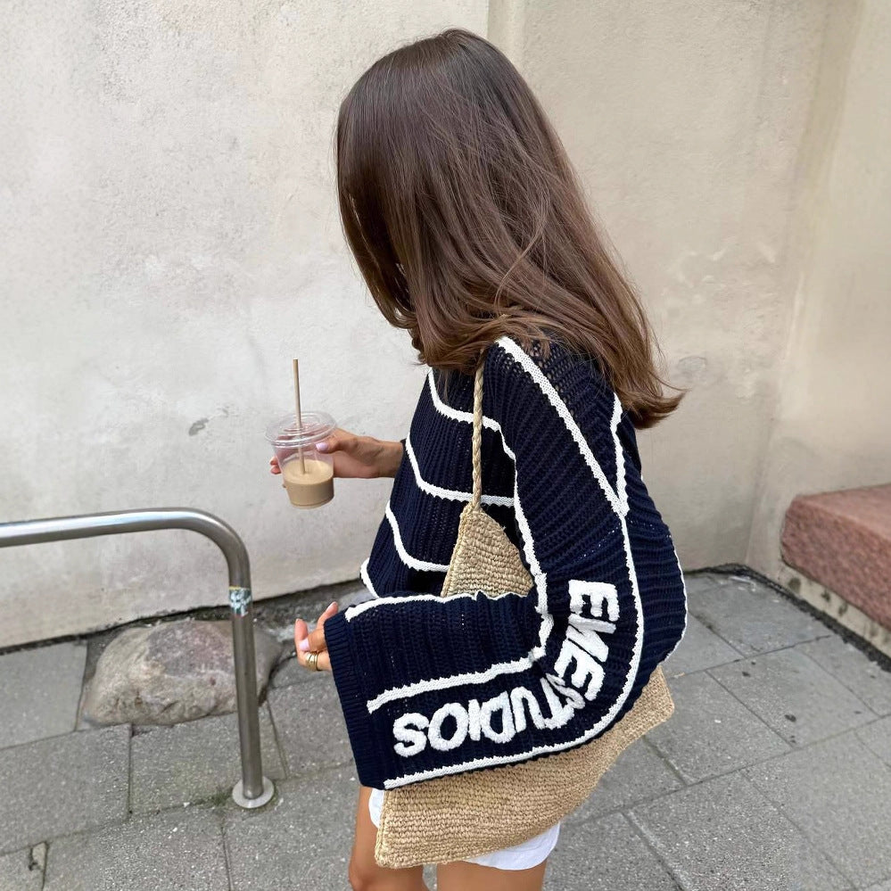 Damer oversized strikket sweater med stribet mønster og kreativ skrifttype Stilla