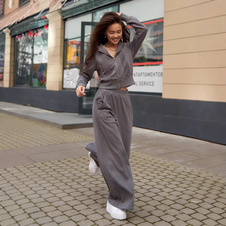 Kvindernes sporty fritidssæt med cropped sweatshirt og komfortable joggers Skovae
