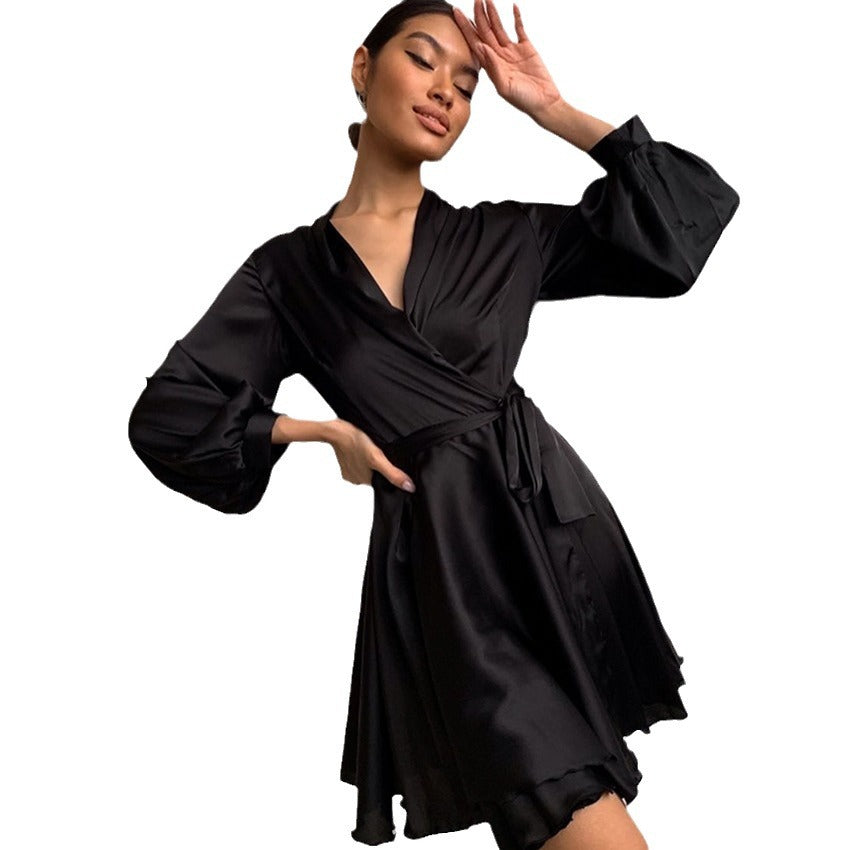 Dame wrapped dress i skinnende satin med voluminøse ærmer og svajende kant Stilla