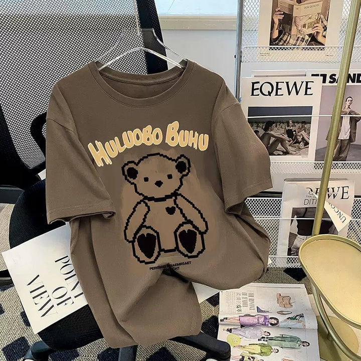 Dame T-shirt med originalt bjørnemotiv og kreativt skrive Stilla