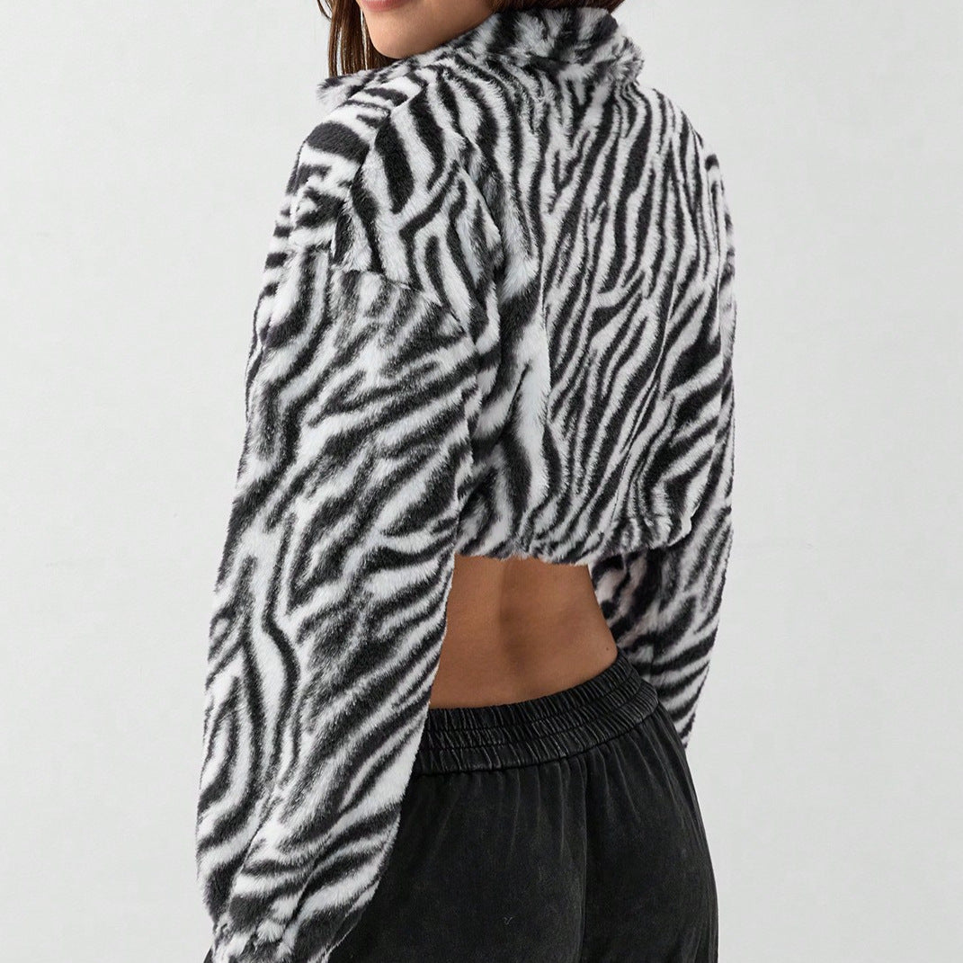 Kvindernes cropped fleecejakke med moderne zebra design og elastiske manchetter Stilla