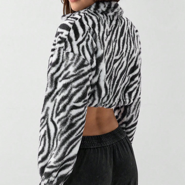 Kvindernes cropped fleecejakke med moderne zebra design og elastiske manchetter Stilla