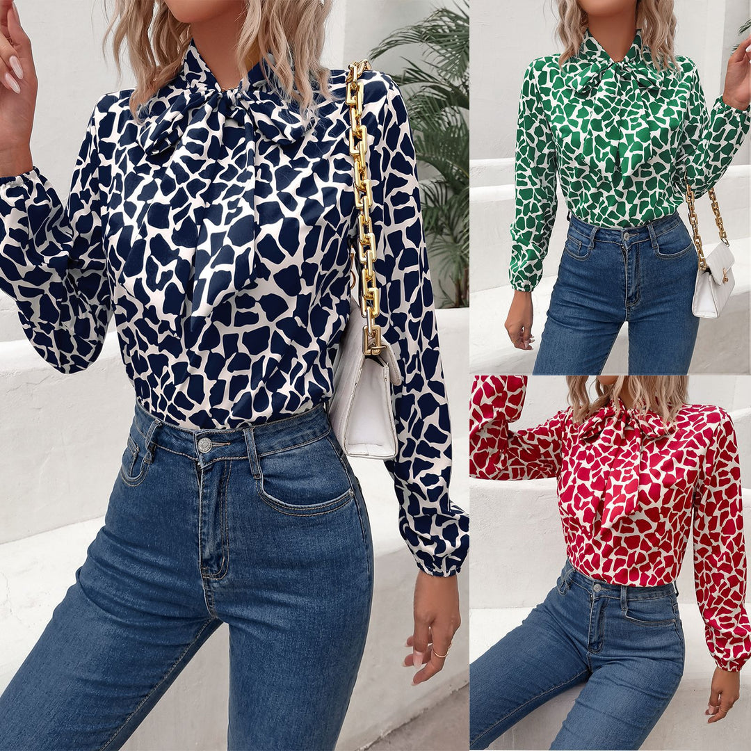 Damebluse med elegant sløjfebinding og dyreprint Stilla