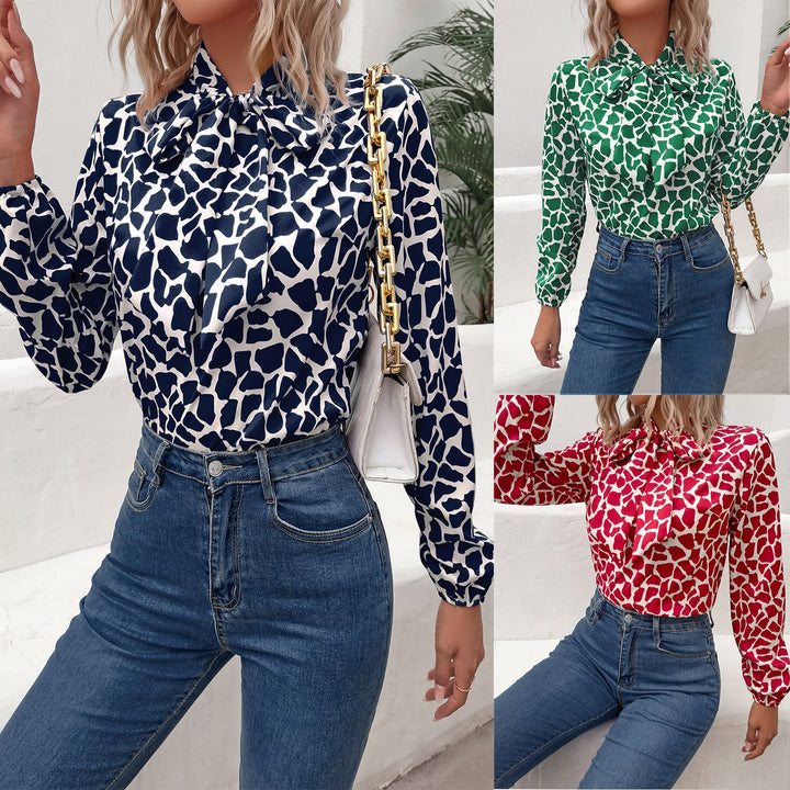 Damebluse med elegant sløjfebinding og dyreprint Stilla