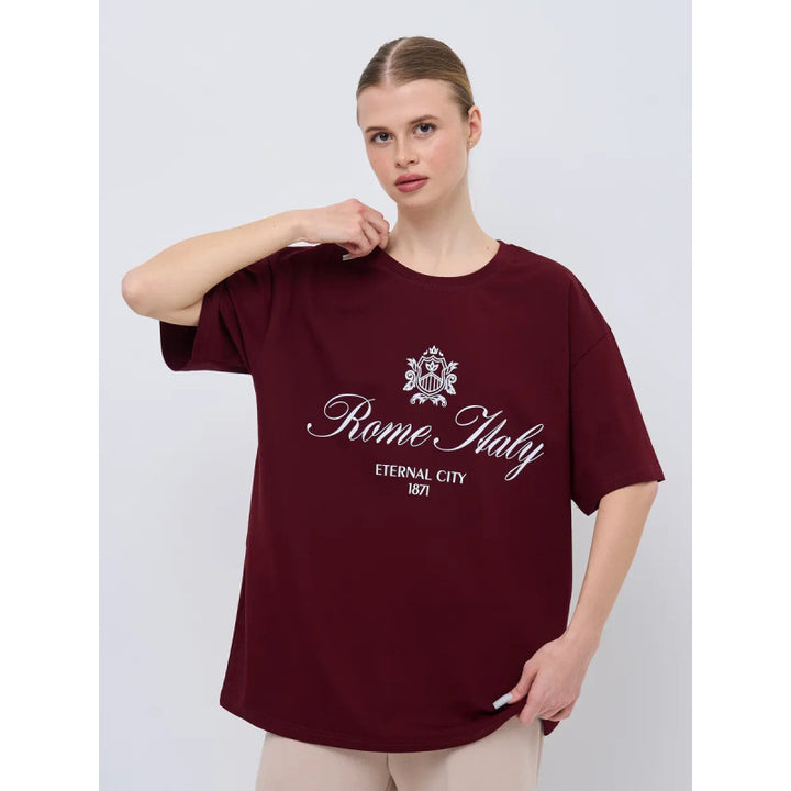 Dame Oversized T-shirt med stilfuld Rom-design og højkvalitets skrifttype Stilla
