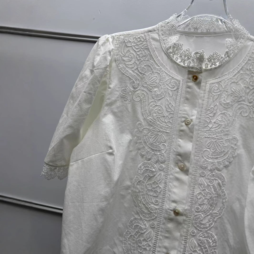 Damebluse med kunstneriske hulbroderier og elegante flæser Stilla